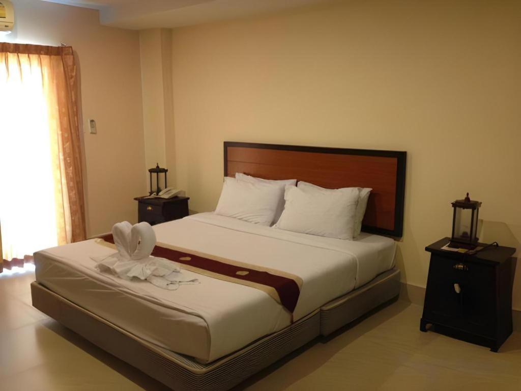 Rayong Lanna Hotel Buitenkant foto