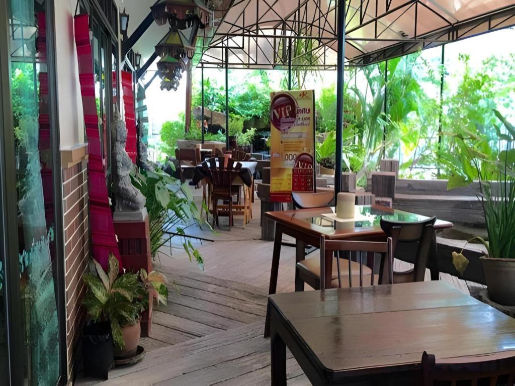 Rayong Lanna Hotel Buitenkant foto