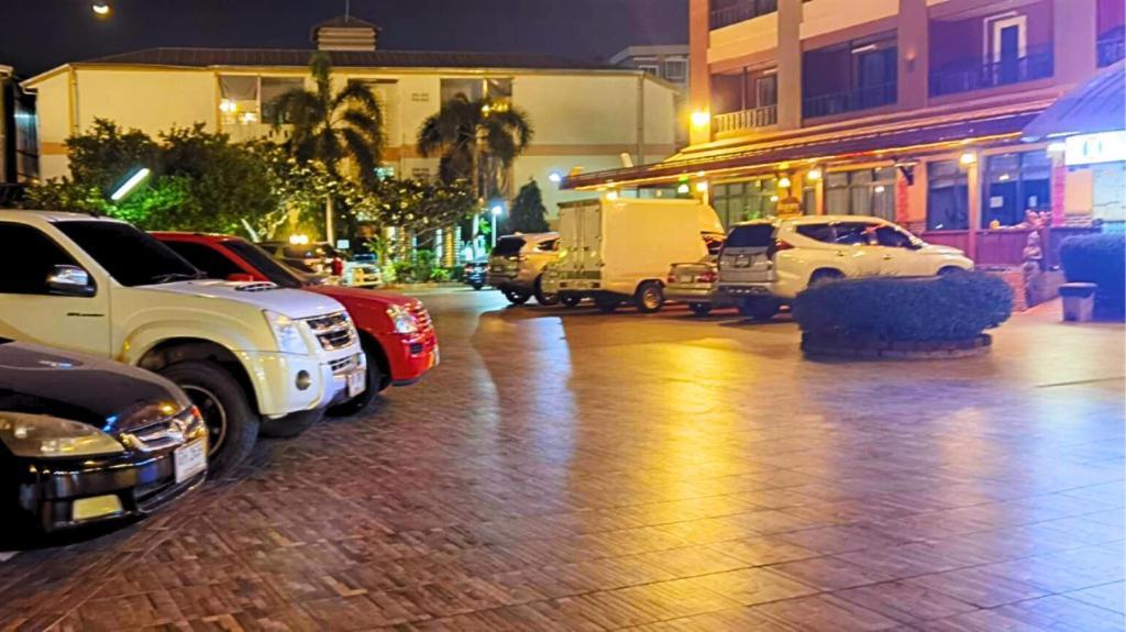 Rayong Lanna Hotel Buitenkant foto