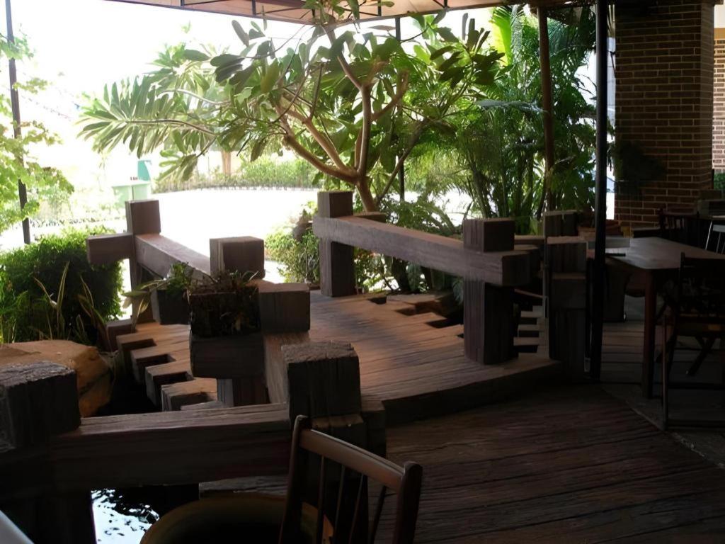 Rayong Lanna Hotel Buitenkant foto
