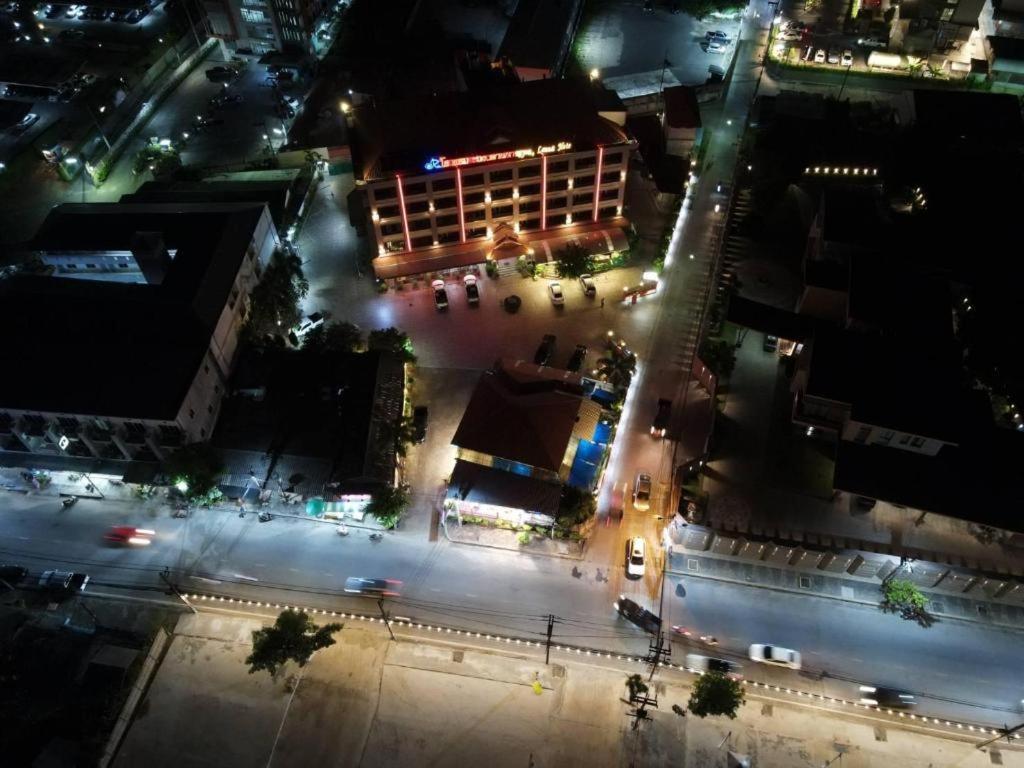 Rayong Lanna Hotel Buitenkant foto